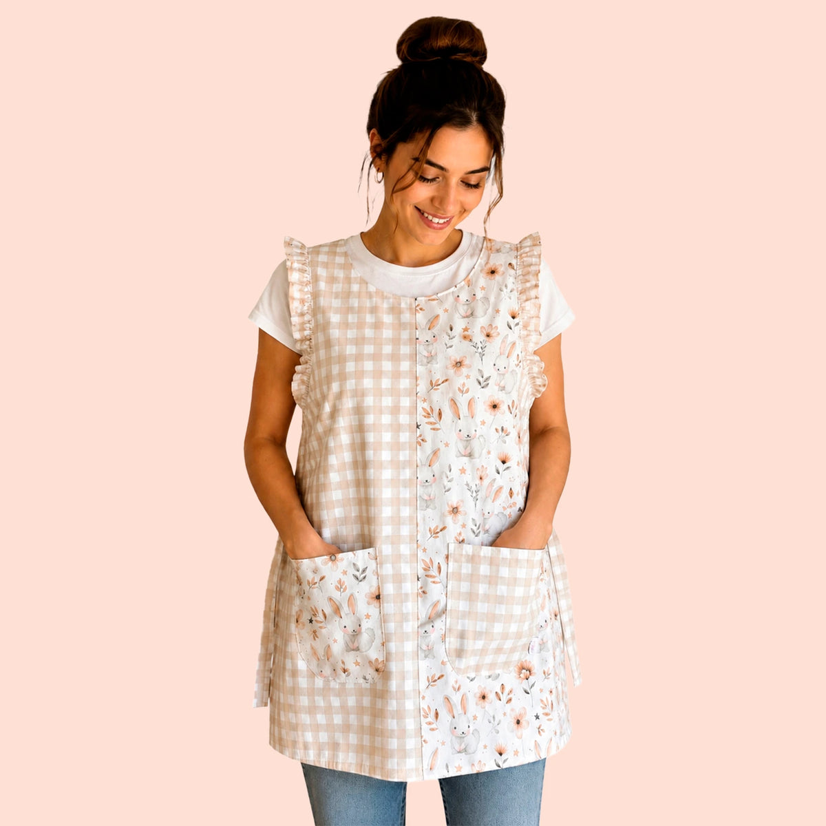 Estola con paneles de cuadros beige y conejitos, volantes y dos bolsillos con tejidos combinados.