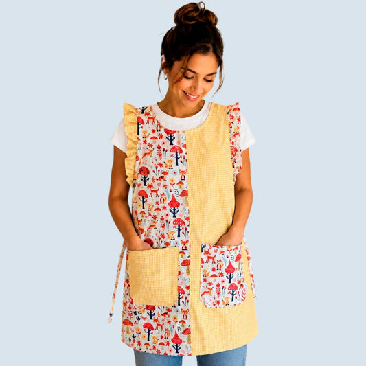 Modelo con estola amarilla combinada con estampado de animales y setas, volantes y dos bolsillos.