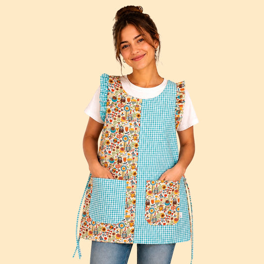 Modelo con estola de cuadros turquesa combinada con estampado de búhos y flores, con dos bolsillos.