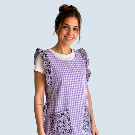 Estola de cuadros lavanda con volantes y dos bolsillos de pequeñas flores moradas.