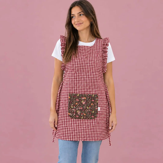 Modelo con estola vichy burdeos, volantes y un bolsillo central con estampado de setas.